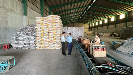 Đồng Tháp phạt 260 triệu đồng 1 cơ sở buôn bán phân bón không đảm bảo chất lượng