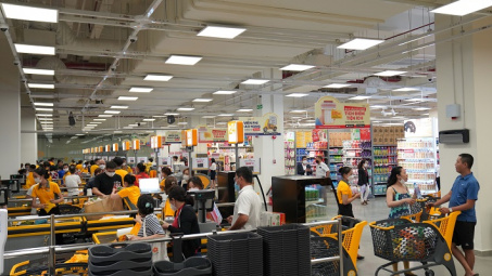 Emart Sala thu hút đông đảo khách hàng tham quan khi bán thử nghiệm