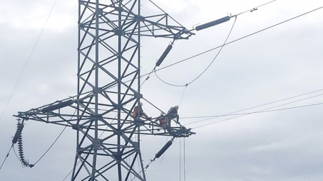 Truyền tải điện Khánh Hòa thi công sửa chữa phần mang điện đường dây 220 kV Thiên Tân - Nha Trang