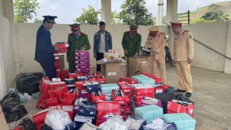Sơn La: Tạm giữ hàng trăm sản phẩm hàng hóa giả mạo nhãn hiệu được bày bán cho bà con vùng cao