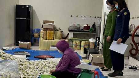 Hà Nội: Triệt phá một cơ sở sản xuất bánh gạo có dấu hiệu giả mạo xuất xứ