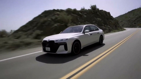 Chi tiết BMW 760i xDrive 2023: Nhiều công nghệ thú vị và màn hình "siêu khủng" 31 inch
