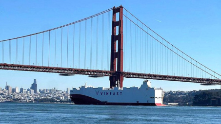 Tàu chở 999 xe VinFast VF 8 qua khu vực cầu Cổng Vàng chuẩn bị cập bến California