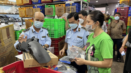 Kiểm tra phát hiệu nhiều vi phạm tại chợ bán phụ tùng xe máy lớn nhất phía Nam
