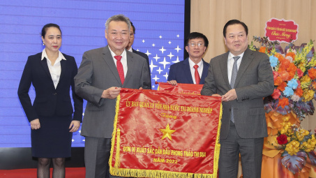 Tổng công ty Điện lực TP. HCM nhận cờ thi đua xuất sắc năm 2022