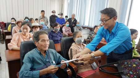 Công ty Nhiệt điện Phú Mỹ: Trao quà cho Hội người mù Thị xã Phũ Mỹ