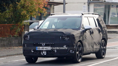 Hyundai Santa Fe thế hệ mới tiếp tục bị bắt gặp, nội thất dễ liên tưởng tới Land Rover