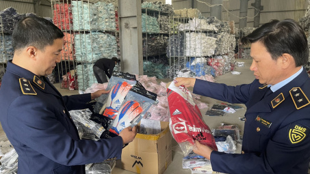 Gần 30.000 bộ thể thao giả mạo nhãn hiệu vừa bị lực lượng chức năng thu giữ