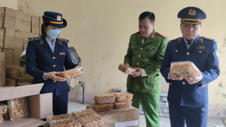 Lào Cai ngăn chặn xử lý gần 1.500 hộp mì tôm chiên ăn liền không rõ xuất xứ