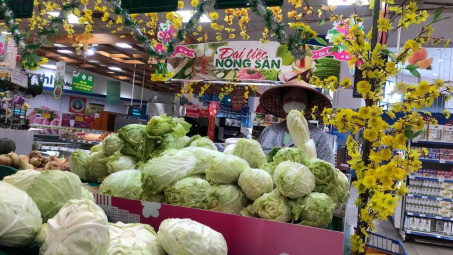 Ngày mùng 2 Tết, thị trường hàng hóa đã bắt đầu sôi động hơn