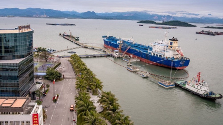 Cảng dầu B12 đón chuyến tàu mở hàng năm mới Nhâm Dần