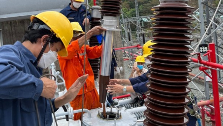 Công ty Thủy điện Đại Ninh phát hiện và xử lý kịp thời, ngăn ngừa sự cố cháy nổ đầu sứ MBA AT4 trạm phân phối 220/110kv
