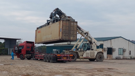 Lô hàng điện tử trị giá gần 2,4 triệu USD "xông đất" Cửa khẩu Cầu Bắc Luân 2