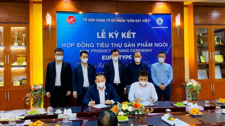 Công ty CP Gốm Đất Việt ký hợp đồng tiêu thụ ngói lợp Euro Type