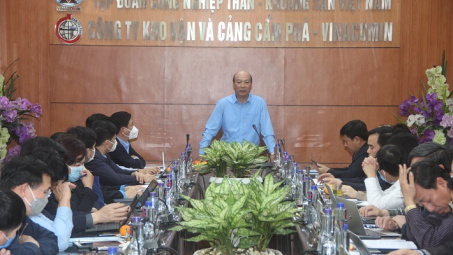 Chủ tịch HĐTV TKV kiểm tra sản xuất tại Kho vận và cảng Cẩm Phả