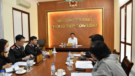 Bộ trưởng Nguyễn Hồng Diên tiếp công dân