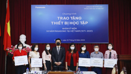 Panasonic hỗ trợ thiết bị học tập và tủ sách tại các trường học ở ba địa phương