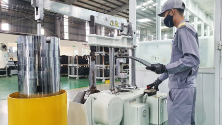 Sản xuất nhíp ô tô trên dây chuyền tự động hóa