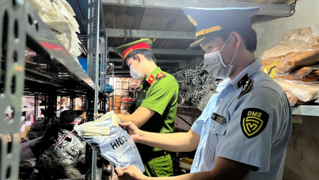 Hàng chục ngàn sản phẩm giả mạo các nhãn hàng nổi tiếng như Chanel, Gucci, Louis Vuitton, Kenzo….  đã bị thu giữ tại Thanh Hóa