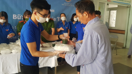 “Bữa cơm nghĩa tình” ấm lòng người bệnh