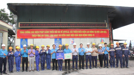 Công đoàn TKV thăm, tặng quà công nhân lao động các đơn vị vùng Cẩm Phả