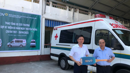BIDV tặng xe cứu thương cho Bệnh viện Đa khoa huyện Tiền Hải