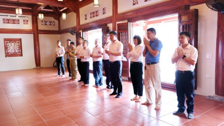 PTC1 dâng hương tại Nghĩa trang Liệt sĩ Quốc gia Vị Xuyên