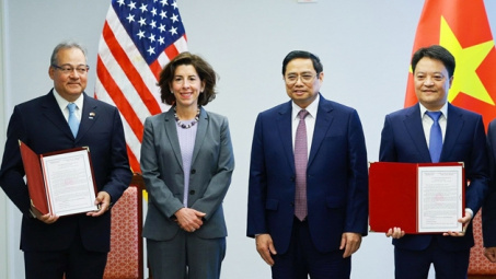 PV GAS và Tập đoàn AES nhận Giấy chứng nhận đầu tư và đăng ký doanh nghiệp Dự án Kho cảng LNG Sơn Mỹ