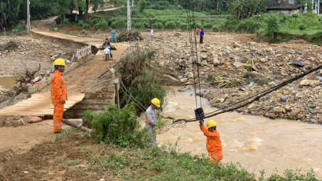 EVNNPC nỗ lực khắc phục sự cố lưới điện do mưa dông, lũ lụt tại các tỉnh miền núi phía Bắc