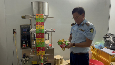 Hà Nội: Triệt phá kho hàng chứa hàng tấn kẹo Trung Quốc hô biến thành kẹo Nhật Bản