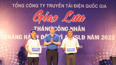 Khen thưởng nóng tập thể và cá nhân thuộc EVNNPT hoàn thành vượt mức giai đoạn 1 kế hoạch 10.000 sáng kiến