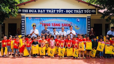 Công ty Thủy điện Bản Vẽ:  Tặng 180 bộ SGK mới cho học sinh nghèo miền núi Tương Dương