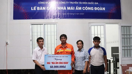 Truyền tải điện miền Tây 1 bàn giao nhà mái ấm công đoàn cho gia đình khó khăn