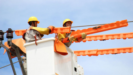 Tăng cường áp dụng công nghệ sửa chữa nóng lưới điện trong mùa nắng nóng