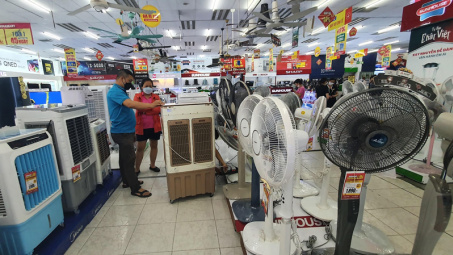 Thị trường hàng chống nóng vào mùa: Mua sớm để được giao nhanh