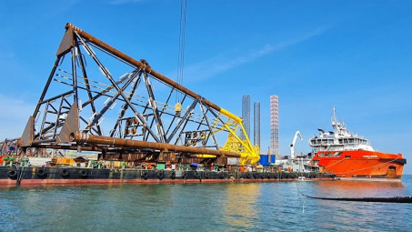 Hạ thủy thành công khối chân đế RC-10 mỏ Rồng