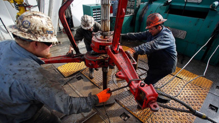 Điều gì khiến giá dầu thô bất ngờ lao dốc mất gần 6% chỉ trong một ngày giao dịch?