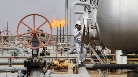 OPEC+ giảm mạnh ước tính dư cung dầu thô trên thị trường