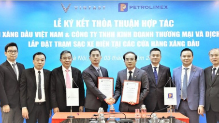 Petrolimex - VinFast: Hợp tác lắp đặt trạm sạc xe điện tại cửa hàng xăng dầu