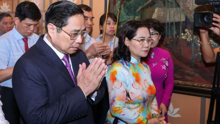 Dâng hương tưởng niệm Chủ tịch Hồ Chí Minh nhân Kỷ niệm 111 năm ngày Người ra đi tìm đường cứu nước