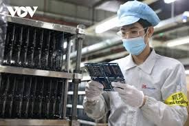 Tác động từ sự hài lòng của nhân viên đối với các biện pháp ứng phó của doanh nghiệp trong đại dịch Covid-19 đến hiệu suất làm việc của nhân viên