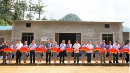 Petrolimex ủng hộ 2,5 tỷ đồng xóa 50 nhà tạm tại Mường Khương