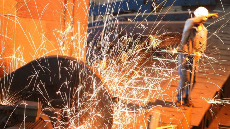 Giá quặng sắt tiếp tục chịu áp lực giảm, hoạt động sản xuất thép trên toàn cầu có thể suy yếu