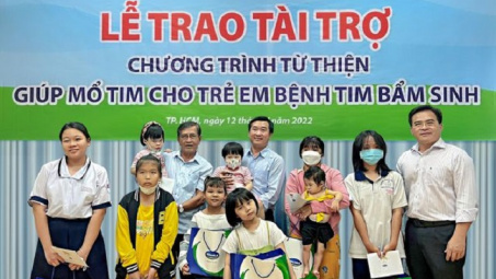 Vinamilk tiếp tục ủng hộ 500 triệu đồng cho các bệnh nhi nghèo mổ tim
