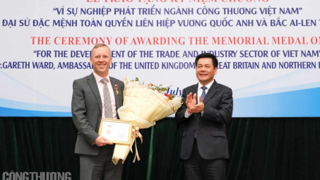 Trao kỷ niệm chương Vì sự nghiệp phát triển ngành Công Thương cho Đại sứ Vương quốc Anh tại Việt Nam