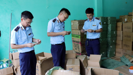 Kiểm tra kho chứa hơn 20 tấn nước hoa, mỹ phẩm nghi giả nhãn hiệu