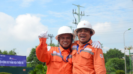 Nụ cười vẫn nở trên môi những người thợ điện