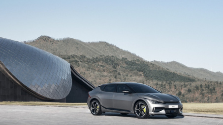 Kia trình làng xe điện mới, so kè với Porsche Taycan