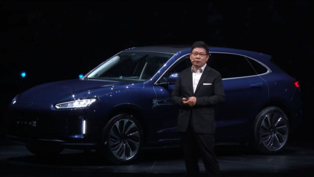 Huawei ra mắt mẫu xe điện mới, tuyên chiến Tesla