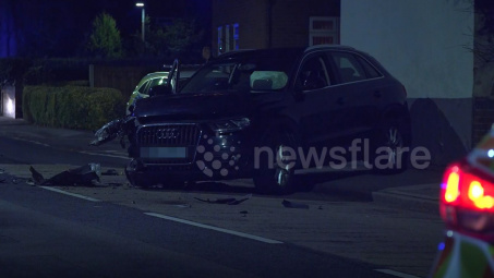 Audi nát bét sau cú đâm cực mạnh, hiện trường vương vãi bánh ô tô